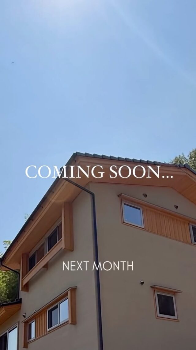 完成見学会　次回予告

高台に建つ32坪の家🏠

in岡山市東区瀬戸町

今回は高台に建つ窓から見る景色が印象的な🏠

畳スペースに座ってコーヒー☕️を飲んでいるとカフェにいる気分🍰

32坪、5人で暮らす実用的な間取り✨

開催予定　7/18（金）〜22（火）
10時〜16時
完全予約制

お申し込み公式LINEまたはお電話にて

☎️086-428-1505

@takahashi.kinoie

（※DMでのご連絡はお返事が遅くなる可能性がございます。ご了承ください）
+:-:+:-:+:+:-:+:-:+:+:-:+:-:+:+:

国産木材・注文住宅と聞くと#坪単価 いくらするの？となりがちですが、
住宅資材の高騰している2025年現在、80万円〜が主な価格帯です。

高橋建築では奈良より厳選した良質な木材をじっくりと#自然乾燥した木 を使用しています。
@yamanaramorisho

まだ、土地も見つかっていないといった方もご相談可能。
図面・見積は何度でも無料です。

#モデルハウス見学 ・#完成見学会 も随時受付中♬

お問合せは公式LINEもしくはお電話にて。

（※DMでのご連絡は返信が遅くなる場合がございます。ご了承下さい）

#岡山工務店
#倉敷工務店
#岡山注文住宅
#倉敷注文住宅
#30代からの家づくり
#平屋
#木の香り
#木の家