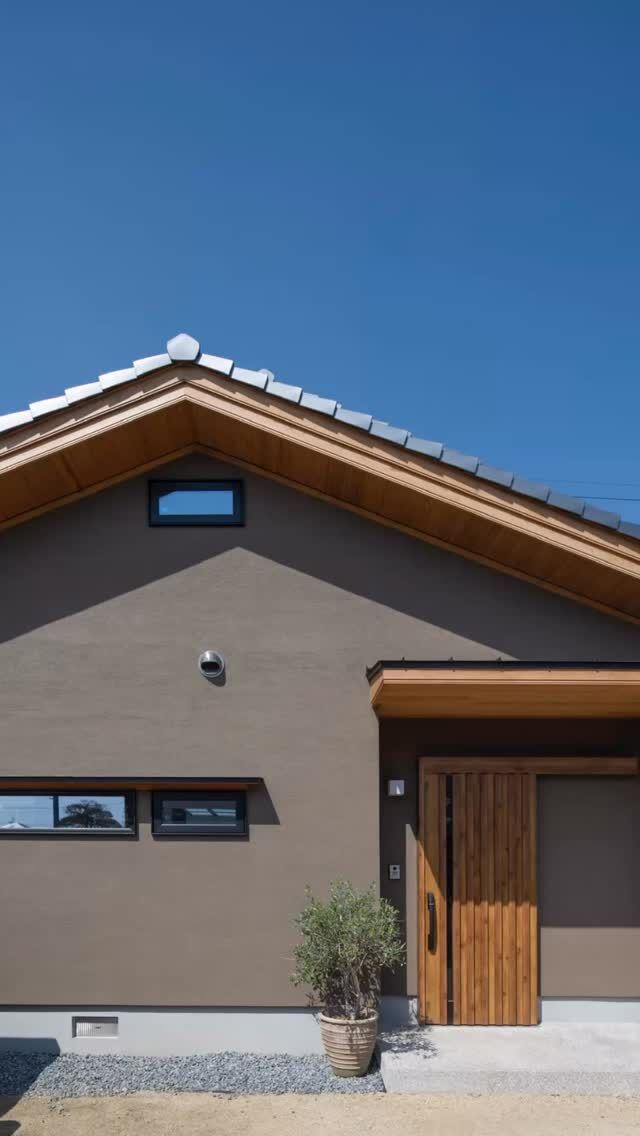 ジャパンディハウスと並んで今とっても人気のお家🏠

ダウンライトや間接照明の使い方など計算し尽くされているお家です✨

7/18〜22の期間、施主様のご厚意により完成見学会を行います♪

高台に建つ32坪の家🏠in岡山市東区瀬戸町

見学希望の方は公式LINEやお電話にてご連絡ください。

（DMのお問合せはお返事が遅くなる可能性がございます）

@takahashi.kinoie
+:-:+:-:+:+:-:+:-:+:+:-:+:-:+:+:
🏠高橋建築
倉敷市茶屋町早沖803
📞086-428-1505
+:-:+:-:+:+:-:+:-:+:+:-:+:-:+:+:
高橋建築では奈良より上質な材木を仕入れ、
時間をかけてじっくりと乾燥させた #自然乾燥の木 を使用しています。
@yamanaramorisho

国産木材・注文住宅と聞くと#坪単価 いくらするの？となりがちですが、
住宅資材の高騰している2025年現在、80万円～が主な価格帯です。

まだ、土地も見つかっていないといった方もご相談可能。
図面・見積は何度でも無料です。

#モデルハウス見学 ・#完成見学会 も随時受付中♬

お気軽にご連絡ください。

#30代からの家づくり
#岡山工務店
#倉敷工務店
#注文住宅
#ジャパンディ