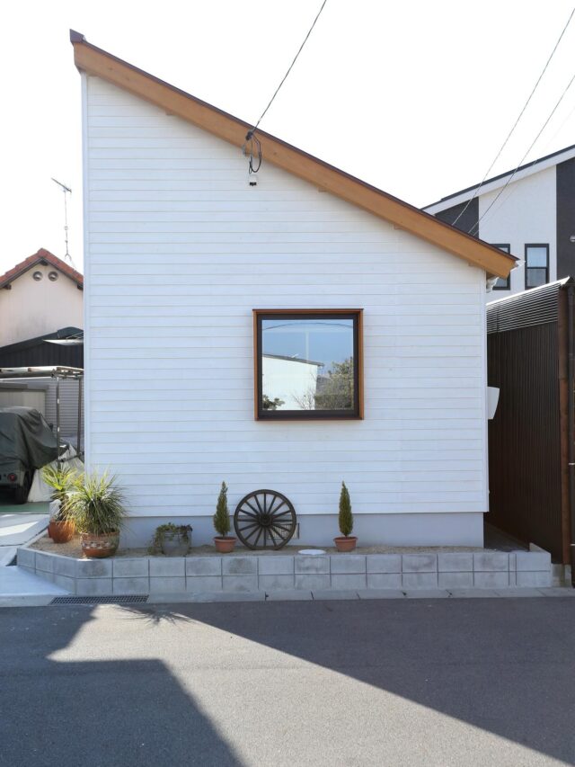 @takahashi.kinoie

木の家🏠という和風🇯🇵建築を想像しがち💭

ですが木の家は自由自在🪚

お施主様の趣味に囲まれたおうち時間が楽しくなる家⏰

次回完成見学会予定♪9月中旬

収納アドバイザーと作る家🏠　in倉敷市新田

いち早く情報を知りたい方は公式LINEやお電話にてお問い合わせください。

（DMのお問合せはお返事が遅くなる可能性がございます）

+:-:+:-:+:+:-:+:-:+:+:-:+:-:+:+:
🏠高橋建築
倉敷市茶屋町早沖803
📞086-428-1505
+:-:+:-:+:+:-:+:-:+:+:-:+:-:+:+:
高橋建築では奈良より上質な材木を仕入れ、
時間をかけてじっくりと乾燥させた #自然乾燥の木 を使用しています。
@yamanaramorisho

国産木材・注文住宅と聞くと#坪単価 いくらするの？となりがちですが、
住宅資材の高騰している2025年現在、80万円～が主な価格帯です。

まだ、土地も見つかっていないといった方もご相談可能。
図面・見積は何度でも無料です。

#モデルハウス見学 ・#完成見学会 も随時受付中♬

お気軽にご連絡ください。

#30代からの家づくり
#岡山工務店
#倉敷工務店
#注文住宅
#アメリカンテイスト