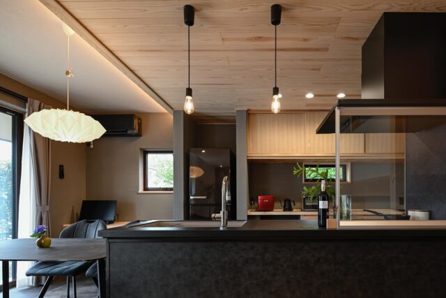 @takahashi.kinoie

無駄を削ぎ落とした、上質なキッチンデザイン。

黒と木のコントラストが美しく、

どこを切り取っても絵になる空間です。

「デザイン×機能」のちょうどいいバランス。

次回見学会予定🗓️

10/25・26

リフォーム見学相談会🏠

実際にリフォームされたお宅をご見学👀✨

お施主様よりリフォーム後約1年経過した、今のお話を直接聞ける貴重な機会です。
　
各日　2部制
10：00～　13：00～

詳しくはお電話・公式LINEにてお問合せ下さい。
+:-:+:-:+:+:-:+:-:+:+:-:+:-:+:+:
🏠高橋建築
倉敷市茶屋町早沖803
📞086-428-1505
+:-:+:-:+:+:-:+:-:+:+:-:+:-:+:+:
高橋建築では奈良より上質な材木を仕入れ、
時間をかけてじっくりと乾燥させた #自然乾燥の木 を使用しています。
@yamanaramorisho

国産木材・注文住宅と聞くと#坪単価 いくらするの？となりがちですが、
住宅資材の高騰している2025年現在、80万円～が主な価格帯です。

まだ、土地も見つかっていないといった方もご相談可能。
図面・見積は何度でも無料です。

#モデルハウス見学 ・#完成見学会 も随時受付中♬

お気軽にご連絡ください。

#30代からの家づくり
#岡山工務店
#倉敷工務店
#注文住宅
#キッチン
#平屋