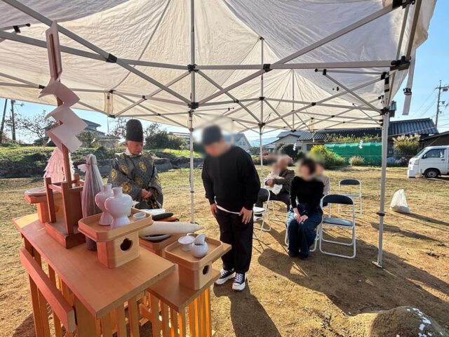 @takahashi.kinoie

本日、地鎮祭を執り行いました🎊
ついにお家づくりが始まるんだと実感する方も多いこの日😊

地鎮祭では今後の工事の安全を祈願します🙏

これからお施主様のこだわりが沢山詰まったお家が
少しづつ形になっていきます🌠

－－－－－－－－－－－－－－－－－－

完成見学会🏠

国産無垢材の温もり × 省エネの安心　
“ちょうどいい暮らし”を、倉敷で。

📍倉敷市東粒浦
📅 11/22(土)〜24(月) 10:00〜16:00
💡ご予約は公式LINEもしくはお電話にて
📝こちらは完全予約制となります。必ず事前にご予約をお願いいたします🙇

+:-:+:-:+:+:-:+:-:+:+:-:+:-:+:+:
🏠高橋建築
倉敷市茶屋町早沖803
📞086-428-1505
+:-:+:-:+:+:-:+:-:+:+:-:+:-:+:+:

高橋建築では奈良より上質な材木を仕入れ、
時間をかけてじっくりと乾燥させた #自然乾燥の木 を使用しています。
@yamanaramorisho

国産木材・注文住宅と聞くと#坪単価 いくらするの？となりがちですが、
住宅資材の高騰している2025年現在、80万円～が主な価格帯です。

まだ、土地も見つかっていないといった方もご相談可能。
図面・見積は何度でも無料です。

お気軽にお問合せ下さい。

#岡山工務店
#倉敷工務店
#注文住宅
#平屋
#完成見学会
#次世代住宅
#GX
#木の家
#20代からの家づくり
#30代からの家づくり