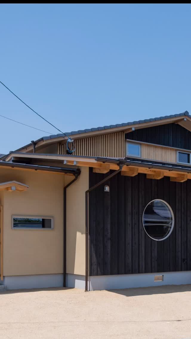 @takahashi.kinoie

20・30代のつくる和モダンテイスト

TikTokでも大人気だったこちらのお家

実際に見学会にご来場頂いたお客様にからも大絶賛のお家

お施主様のご厚意により、【アンコール見学会】を開催させて頂けることになりました

土日の見学が取りづらいコチラのOB様邸、さらに既にお住まいになられているお施主様からのリアルな声を聞ける貴重な機会です

⬇️見学会詳細

📍倉敷市真備町
📅 12/14（日）10：30～／13：00～（二部制・各3組先着順）
💡ご予約は公式LINEもしくはHP・お電話にて
📝こちらは完全予約制となります。必ず事前にご予約をお願いいたします🙇

+:-:+:-:+:+:-:+:-:+:+:-:+:-:+:+:
🏠高橋建築
倉敷市茶屋町早沖803
📞086-428-1505
+:-:+:-:+:+:-:+:-:+:+:-:+:-:+:+:

高橋建築では奈良より上質な材木を仕入れ、
時間をかけてじっくりと乾燥させた #自然乾燥の木 を使用しています。
@yamanaramorisho

国産木材・注文住宅と聞くと#坪単価 いくらするの？となりがちですが、
住宅資材の高騰している2025年現在、80万円～が主な価格帯です。

まだ、土地も見つかっていないといった方もご相談可能。
図面・見積は何度でも無料です。

お気軽にお問合せ下さい。

#岡山工務店
#倉敷工務店
#注文住宅
#和モダン
#完成見学会
#木の家
#20代からの家づくり
#30代からの家づくり