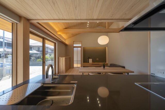 光がたっぷり入る大きな窓のあるリビング🌿
外とのつながりを感じながら、家族がゆったり過ごせる空間に。

キッチンの裏側には、
洗面・トイレ〜バス・ファミリークローゼットまでを一直線に配置。
毎日の家事や身支度がスムーズに完結する、うれしい動線です。

さらに、来客時には生活空間を見せずに過ごせる間取りもポイント。
“見せる空間”と“整える空間”をしっかり分けることで、いつでも心地よい暮らしを。

家族にも、訪れる人にもやさしい半平屋🏠

#20代からの家づくり #30代からの家づくり #平屋 #半平屋 #倉敷工務店